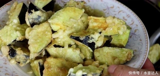 茄子真好吃。加入2个鸡蛋,用筷子搅拌。它在餐桌上最受欢迎