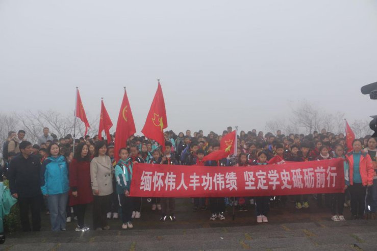 连云港苍梧小学云山校区师生走进连岛景区“学党史·赏春天”