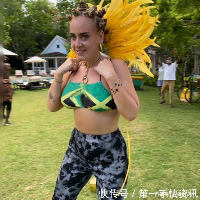 满头|阿黛尔穿绑带泳衣素颜上街,扎满头小辫扮嫩,却因穿错衣服被抨击