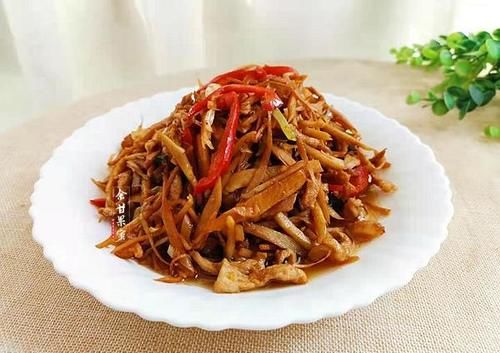 这道炒肉丝可鲜美了，鲜香不腻卷饼也味美，一碟上桌又光盘了