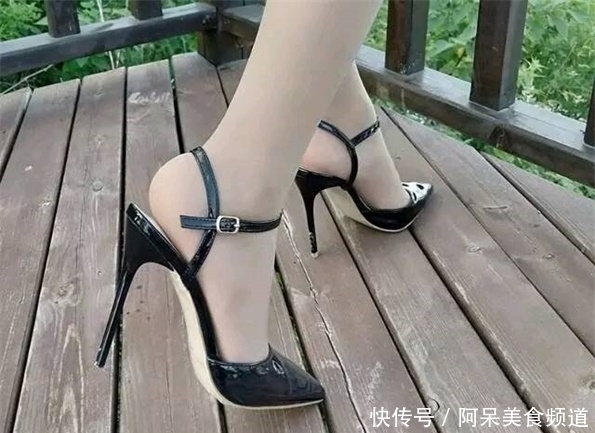 高跟鞋拉长了腿部的线条,塑造高挑身姿又不累脚