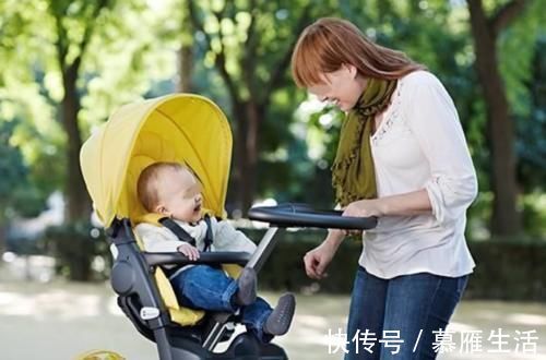 脊柱|4个月宝宝被查出“脊柱变形”,只因宝妈带娃出门时,总是这样做