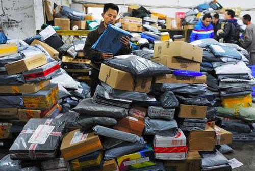 国人|包裹爆仓，快递员却“集体跑路”？12元只赚3毛，拿了工资就罢工