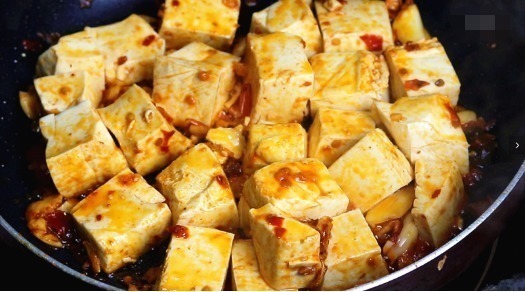 做白菜炖豆腐,很多人把放入豆腐白菜的顺序弄错了,难吃也不奇怪