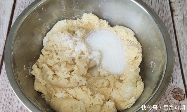 鸡蛋|炸油饼原来这么简单，1碗面粉2颗鸡蛋，柔软不油腻，比油条好吃