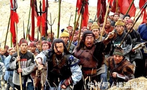 山洞!老农无意发现一山洞,传闻有皇帝宝藏,进洞后手电筒一照转身就跑