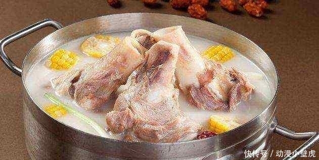 不管炖什么骨头汤, 万万不要直接加水煮, 多加1步, 汤汁奶香浓稠