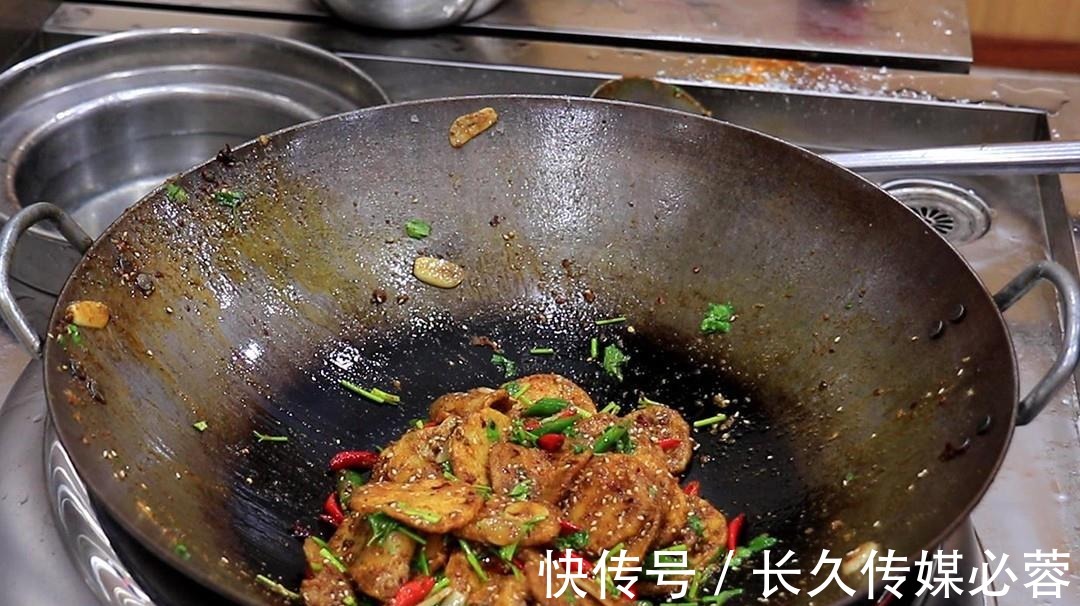 小米椒|比烤肉还好吃的孜然土豆片,香辣软糯,开胃又下饭,一盘不够吃