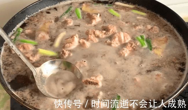 反复提醒，炖排骨时万万不要先焯水，牢记这2步，排骨鲜嫩无腥味