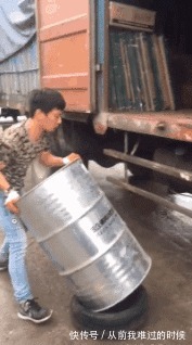 |搞笑GIF:连公司主管都这么搞笑了,这职场混得多有趣啊