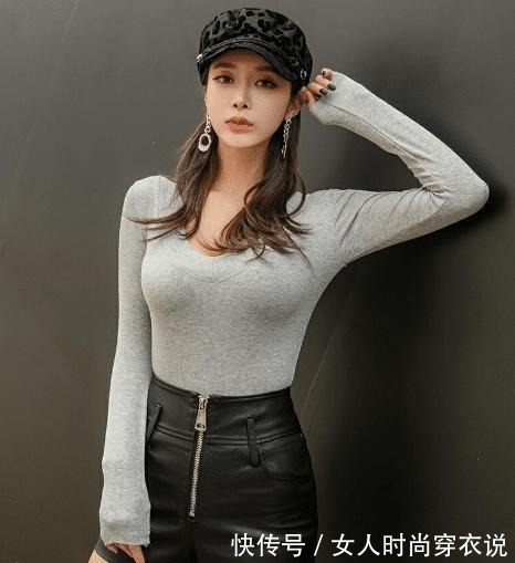 大长腿 气质魅力穿着灰色修身衣,搭配皮短裤,散发出无限魅力!