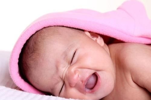 不适感|为什么宝宝困想睡觉都要哭闹一下?直接睡不好吗?