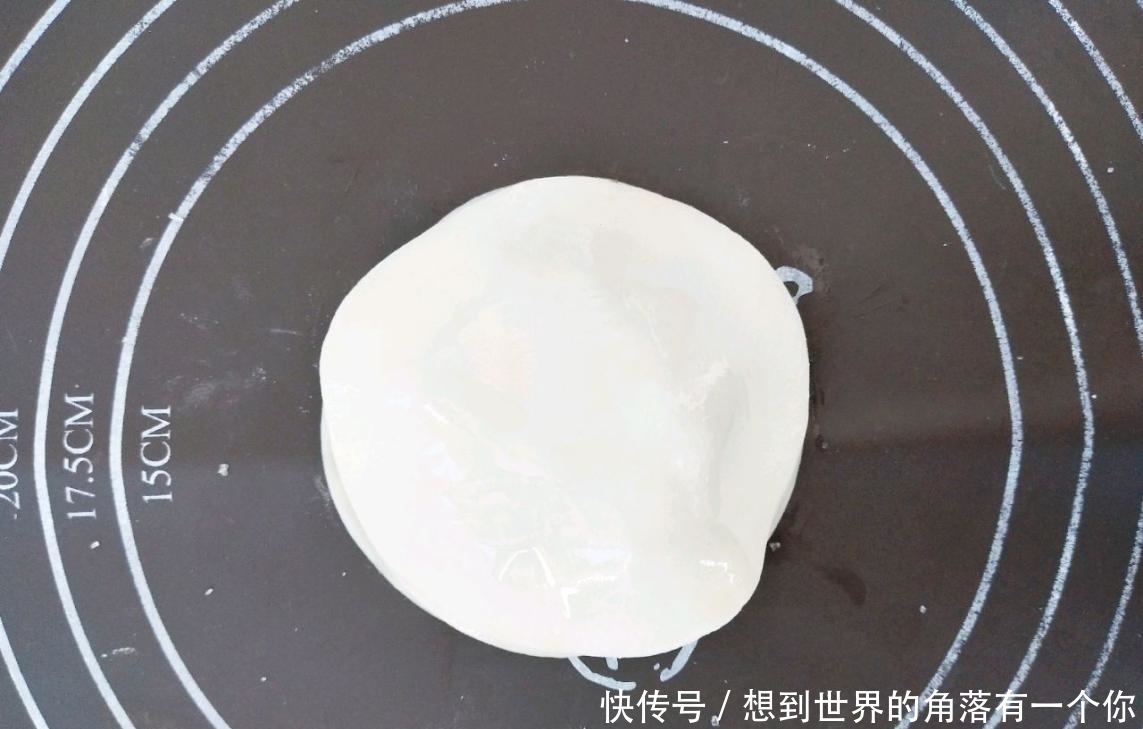 剩下的饺子皮怎么办?加点葱花擀成饼,煎一煎,满口酥脆