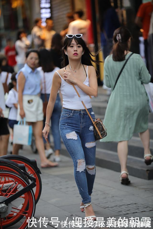 蓝色|简单的衣服也能穿出很好的效果,看看背心和蓝色裤子怎么搭配