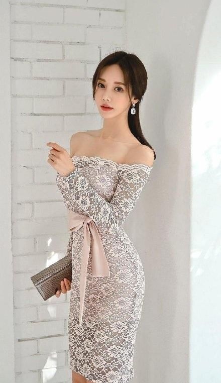 孙允珠身材太养眼，搭露肩蕾丝绣花包臀裙气质优雅，尽显性感锁骨