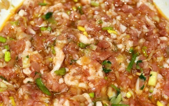 拌猪肉饺子馅时，加点“这种水”，饺子馅鲜嫩多汁，饺子更可口