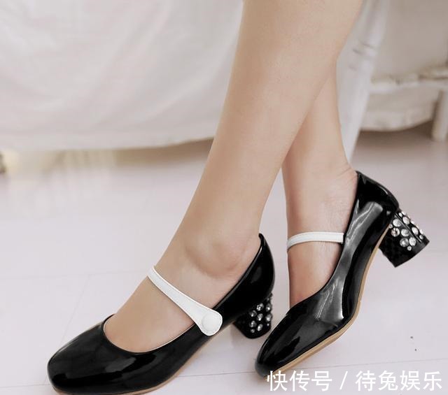 一字扣 时下最流行的几款凉鞋,时尚不俗气,轻松搭出时尚范