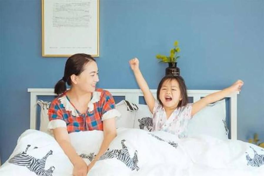 方式|父母每天叫醒孩子的方式，影响孩子的性格发展，这种方式别再用了