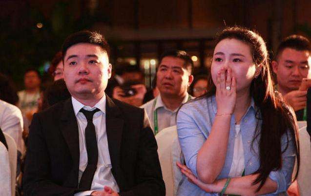 九球天后|世界冠军丁俊晖身价过亿，妻子是富二代，颜值气质不输潘晓婷