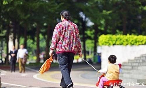 假带|有种无奈叫老一辈人“假带孩子”，自己赚足了面子，却坑了宝宝