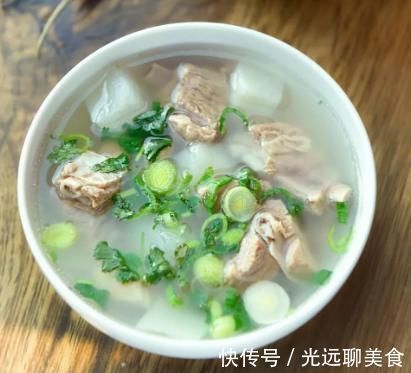 炖羊肉时,谨记“一要三不放”,羊肉鲜嫩无腥味,肉汤鲜美香浓