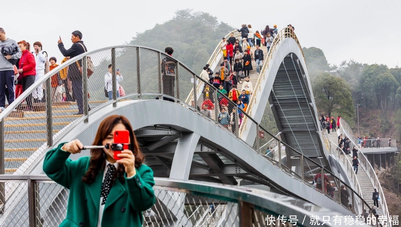 世界上最长人行悬索桥对外开放，吸引众多旅游者纷纷踏来，欣赏与大自然浑然一体美景