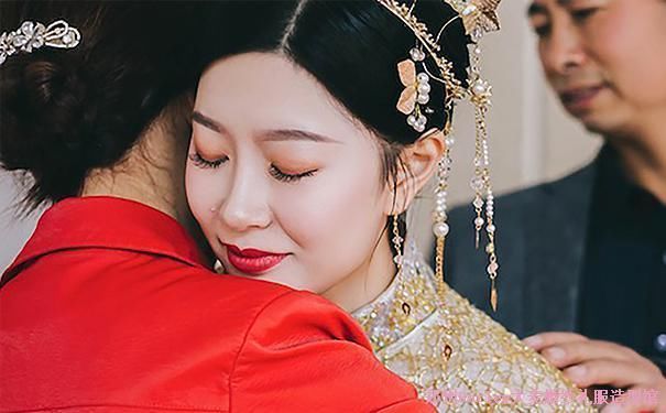 母亲|“最美丈母娘”意外走红,坐姿端庄优雅,网友:哭起来是真的美!