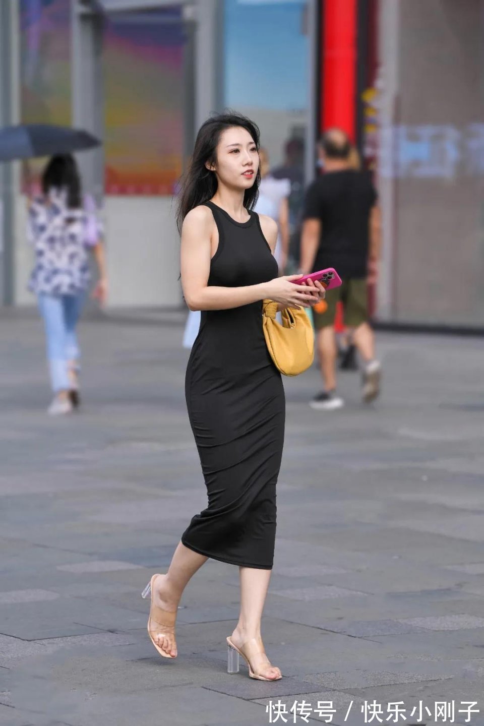 背心|小黑裙依然是夏季穿搭的首选,清凉的背心款,穿着时尚又显气质
