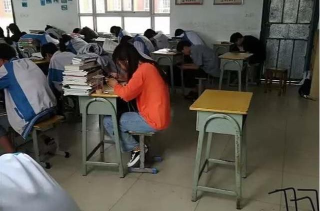 一张清华大学“偷拍照”火了，比你成功的还在努力，少年该醒醒了