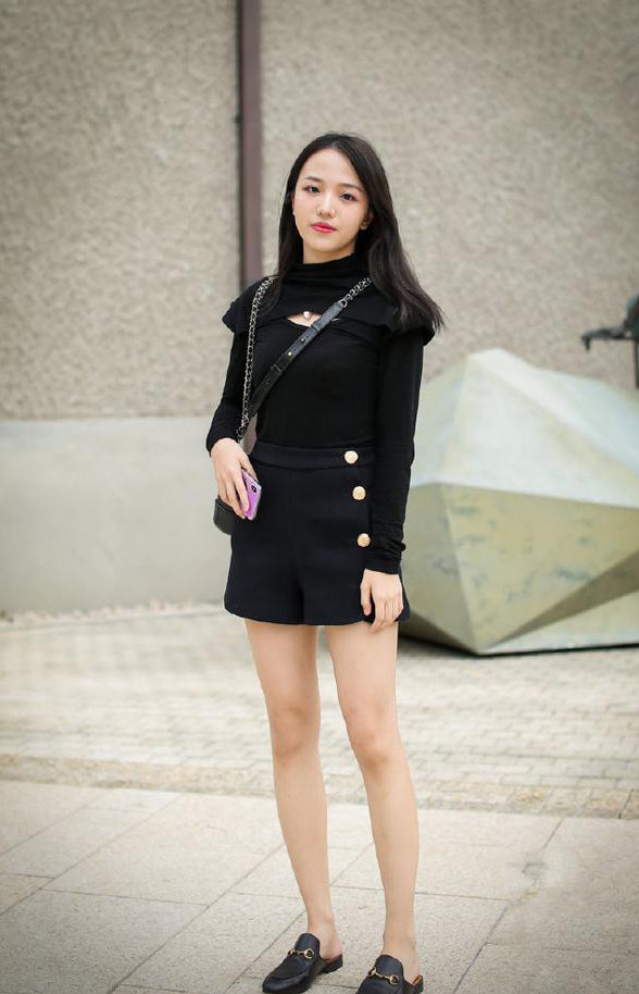 街拍:花颜月貌的小美女,身穿清凉套装,看上去非常的典雅