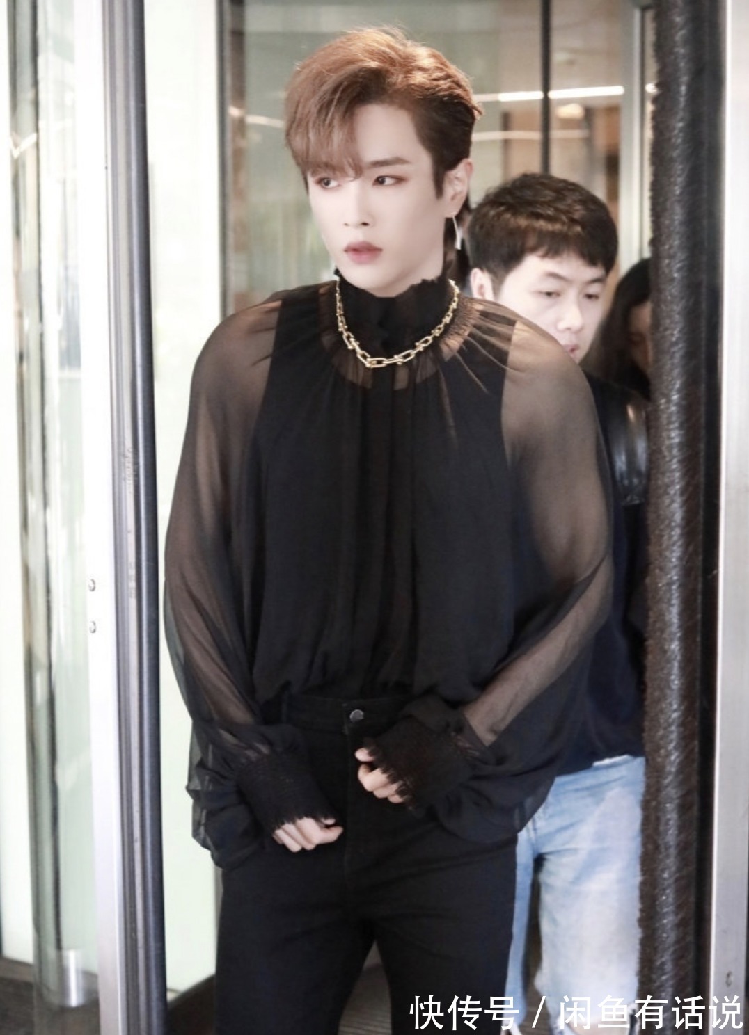 爱豆们|现在的男爱豆真拼，抹口红挂耳环不算啥，穿“开叉裙”才叫真厉害