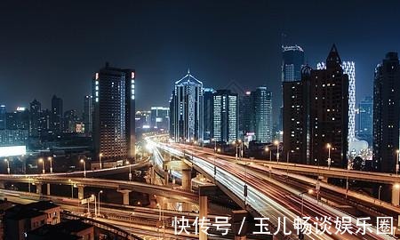 上海市|英国游客来到上海，看到地标“中心大厦”，直言比东方明珠更强