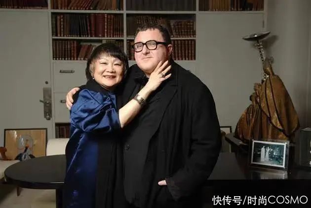 时髦办 |Alber Elbaz走了，他曾说“不尊重女性，作品就会失去灵魂”\＂,\＂i10\＂:\＂时髦办