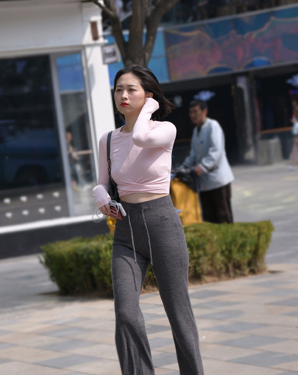 休闲|休闲时尚的喇叭裤穿搭,舒适又显气质,让你轻松摆脱路人感