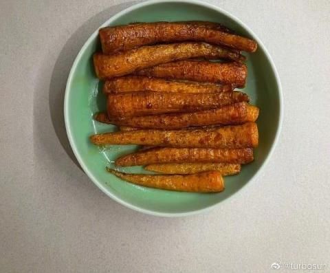 孙俪近日开启“大厨模式”狂秀厨艺，邓超“被投喂”竟还不知足？