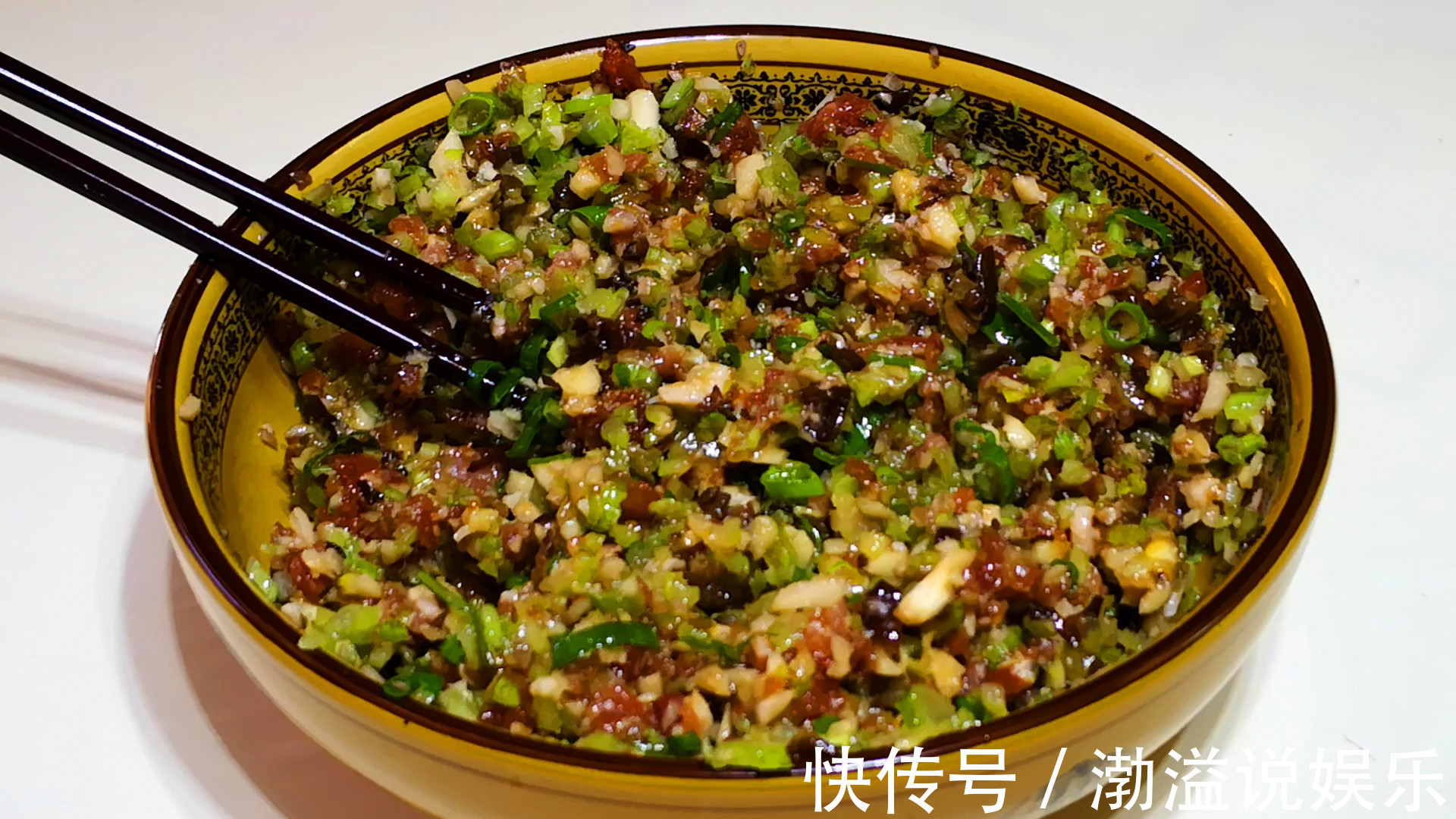 芹菜饺子好吃的调馅方法,鲜美多汁不油腻,越吃越香,上桌一扫光