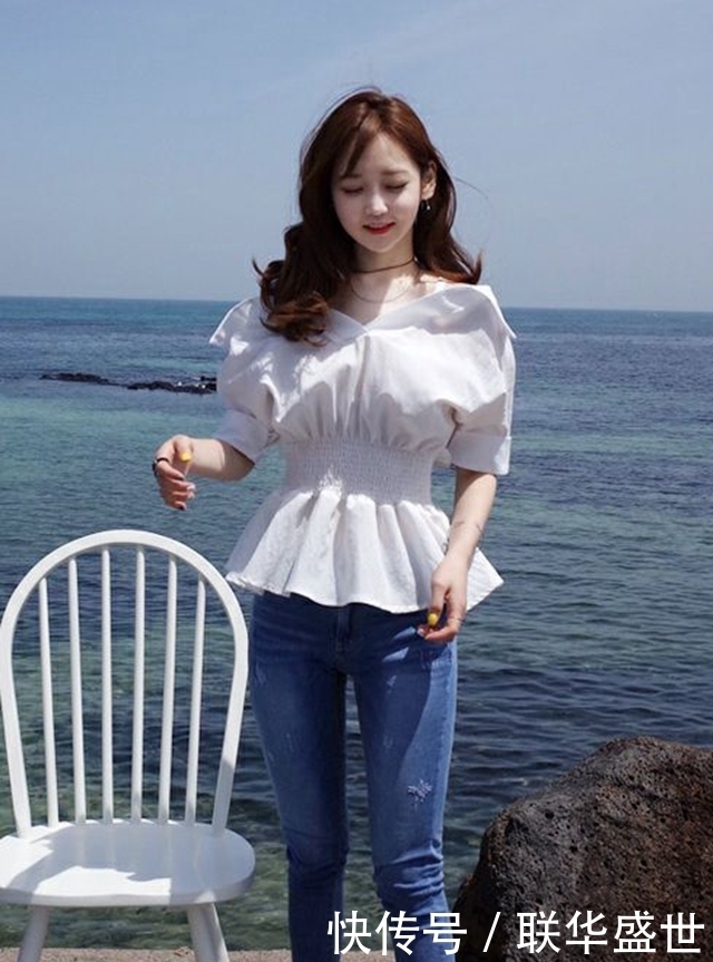 美女|美女搬一张椅子,穿着牛仔裤,坐在海边吹风,身材显得清新又吸睛