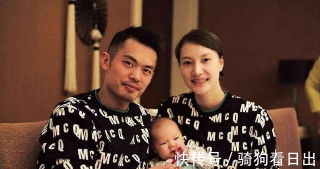 夫妻相|谢杏芳挽林丹胳膊现身，两口子都花衣服还挺有夫妻相，越看越登对！
