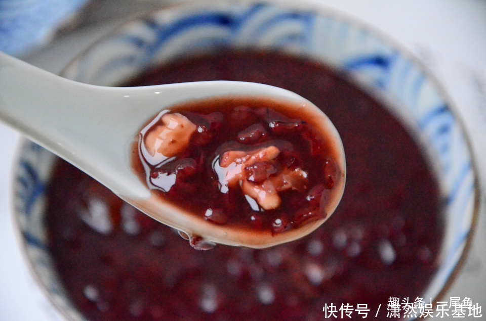 早上|天冷了,女人要常喝此粥,清甜香滑又浓稠,早上喝一碗胜过敷面