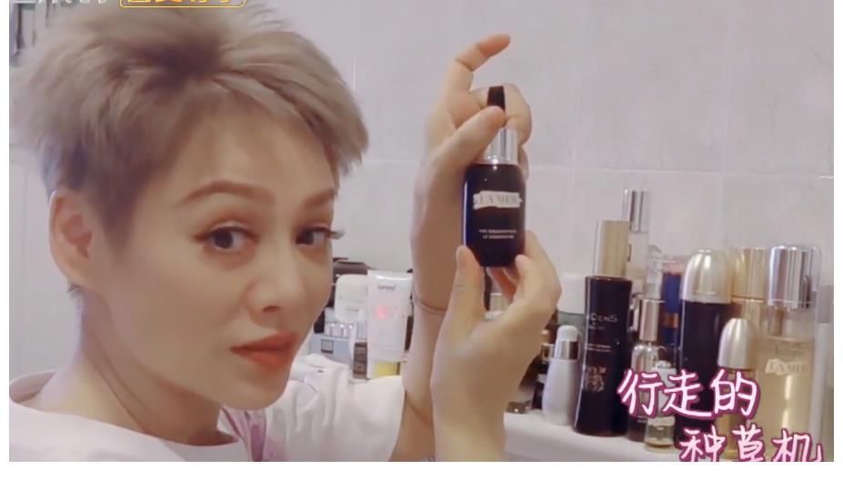 干活还是度假?宁静参加《中餐厅》,带几十种化妆品,一沓眼睫毛