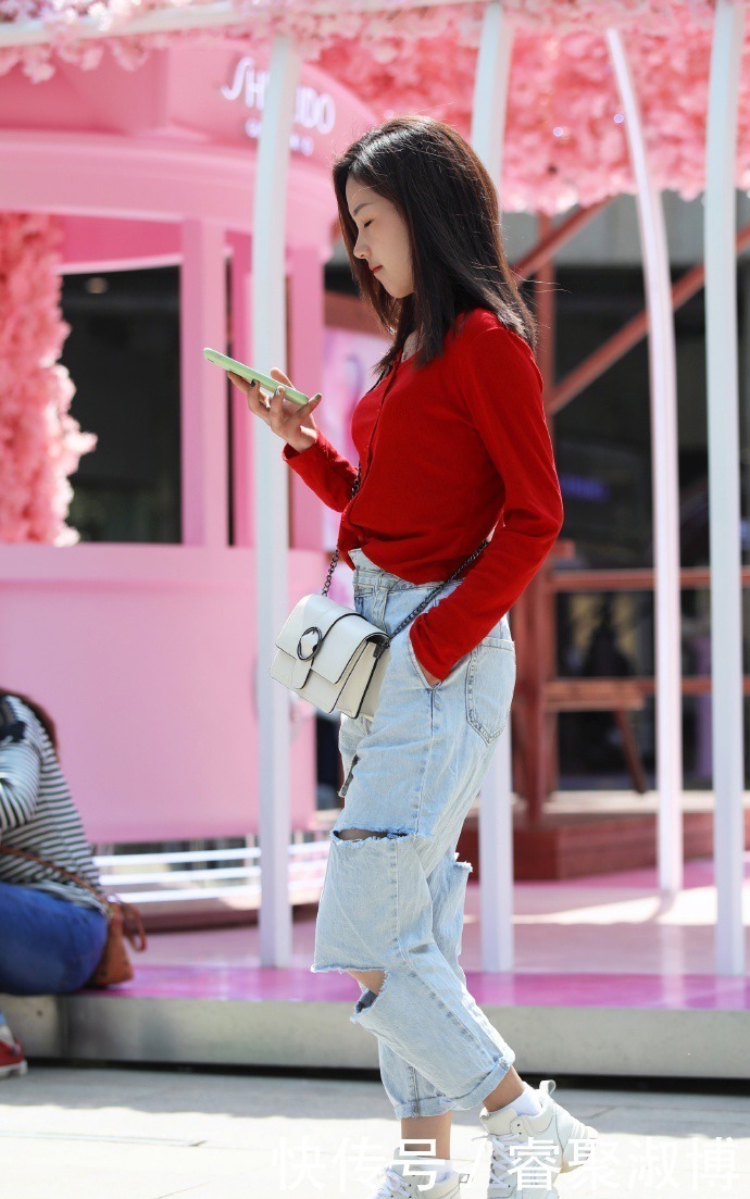 牛仔裤搭配一件红色的上衣,美丽耀眼又靓丽
