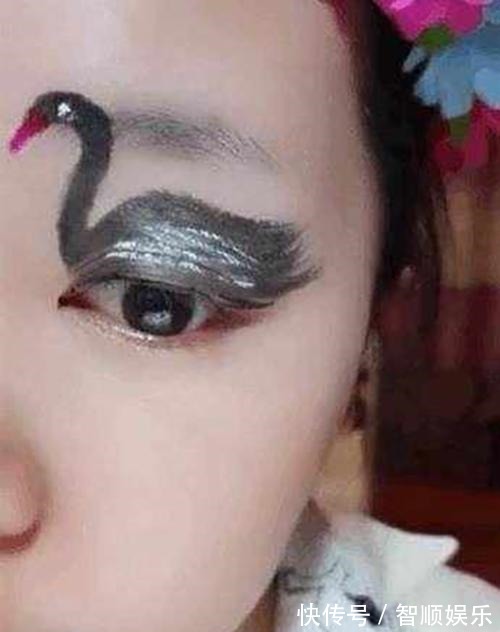 女孩子|女子画眼影画出黑天鹅, 当她眨眼的一瞬间, 黑天鹅仿佛活过来一般!