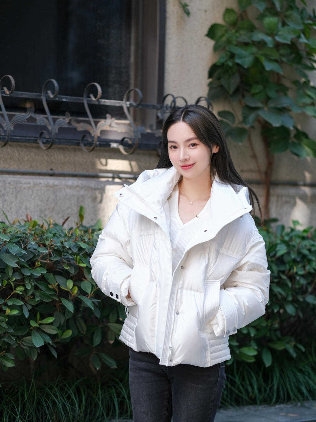 v领|羽绒服下面尽量少穿小脚裤,今年流行这样穿,温暖又时尚