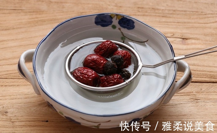 秋天要多吃莲藕，教你简单做法，不炖不凉拌，面如桃花好入秋