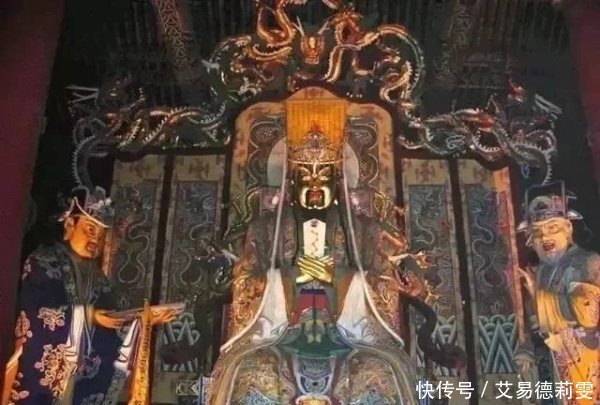 关公穿龙袍坐龙椅拿牌形象代表意思?