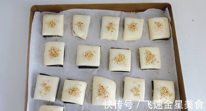 小方块|入秋了，早餐点心这么做，暄松柔软，一咬满口香，老少都爱吃！