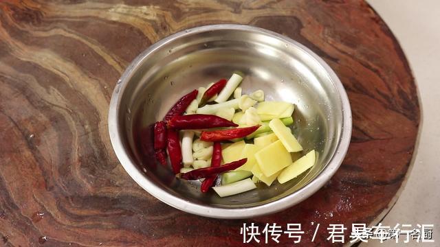 配菜|水煮鱼怎样做更好吃?大厨详细讲解鱼片腌制技巧,鱼肉滑嫩无腥味