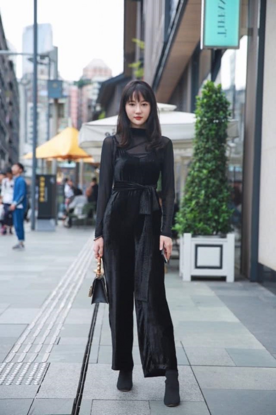街拍,美女黑色连体裤潇洒帅气,很显街头的气质感
