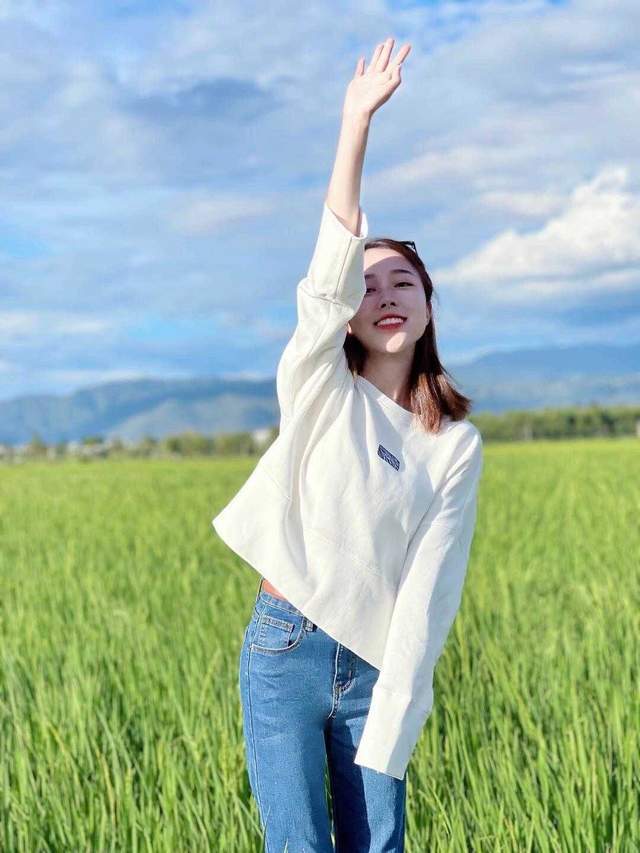 穿搭|秋季怎么穿舒适又洋气?白色卫衣搭配牛仔裤简约大气,减龄时髦