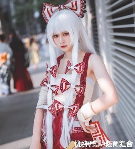 射击游戏|初中小太妹cos藤原妹红,全网都盯着她“鞋拔长腿”,咋做到的